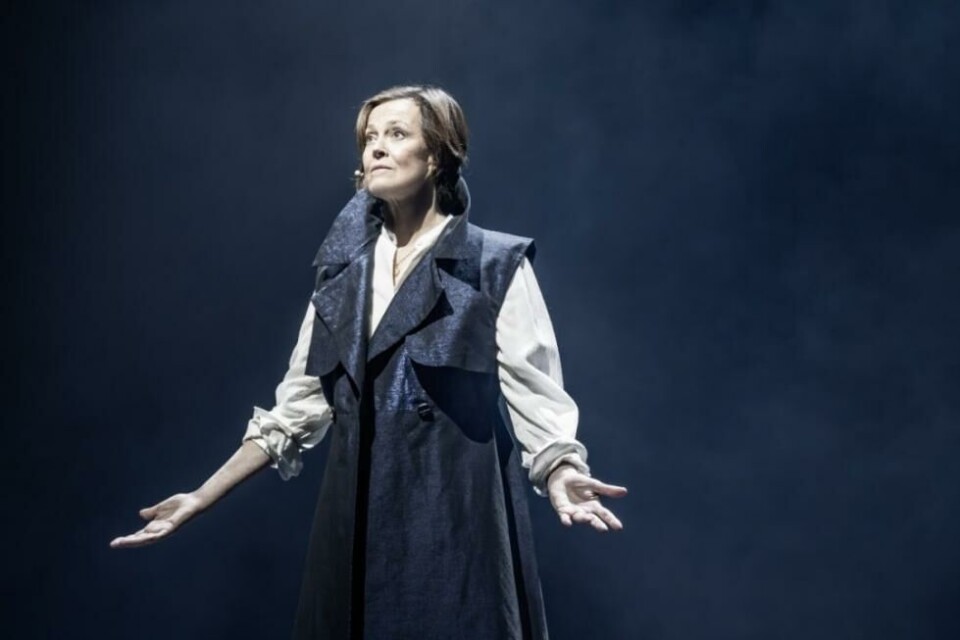 Sigourney Weaver som Prospero I The Tempest. Regi: Jamie Lloyd. Royal Drury Lane 2024. Foto: Marc Brenner