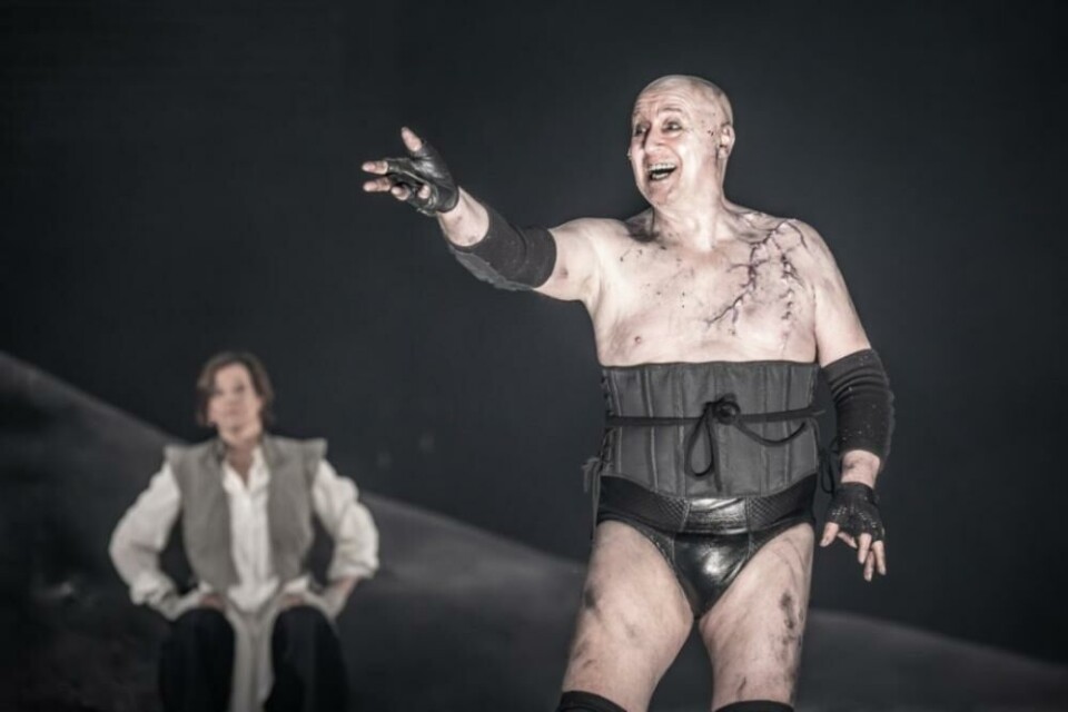 Forbes Mattson som Caliban. Foto: Marc Brenner