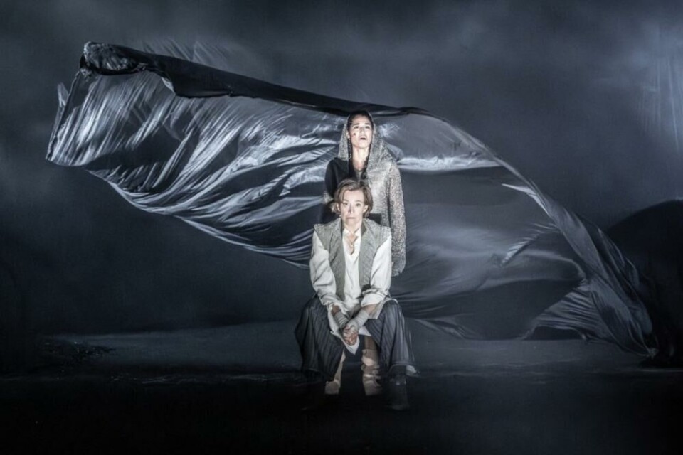 Sigourney Weaver som Prospero og Mara Huf som Miranda. Foto: Marc Brenner