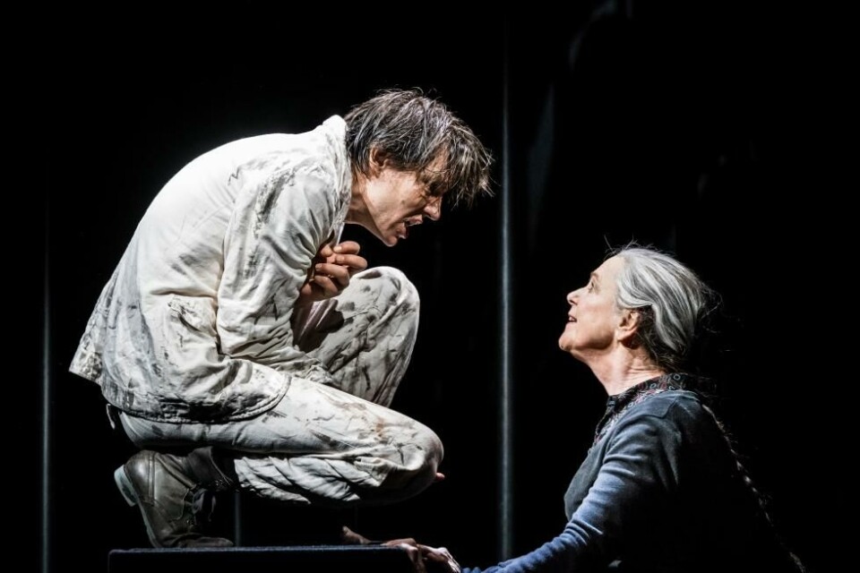 Erik Ehn och Stina Ekblad i Peer Gynt. Foto: Sören Vilks