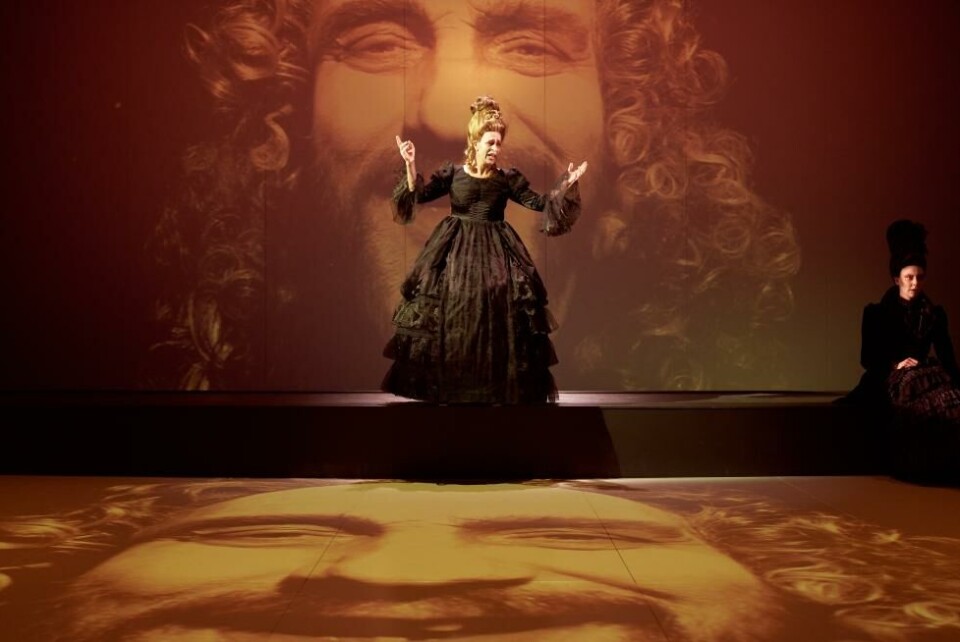 Even Stormoen (på skjerm), Marianne Holter og Eva Ragnhild Jørgensen Tysse (bak t.h.), i Tartuffe. Foto: Stig H. Dirdal