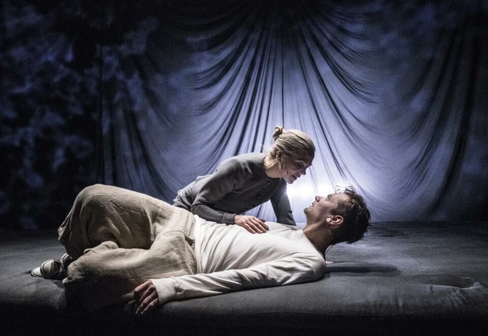 Ane Dahl Torp og Morten Svartveits i Kafka på stranda. Foto: Erik Berg