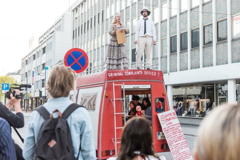 Edy Poppy og Julian Blaue på taket av bussen før avreisen tidligere i sommer.