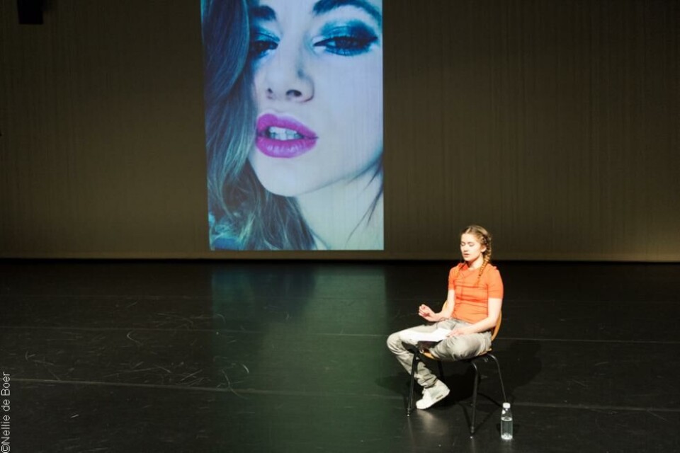 Samira Elagoz i den selvbiografiske performancen Cock, Cock... Who's There? BIT teatergarasjen 23.og 24. mars 2018.
