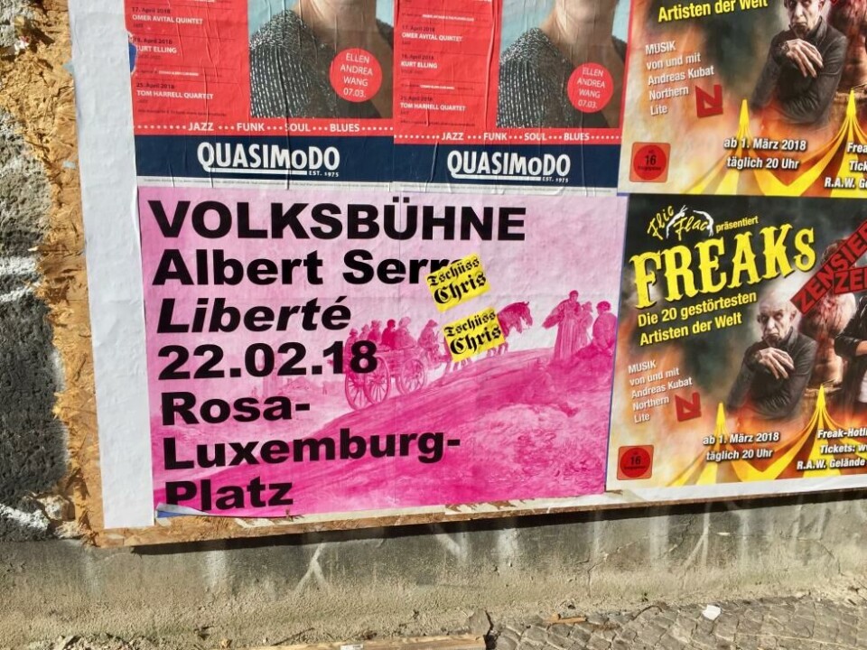 Plakat for Volksbühne, med klistrelappene 'Tschüss Chris!' ('Hade Chris!'). Foto: Susanne Øglænd