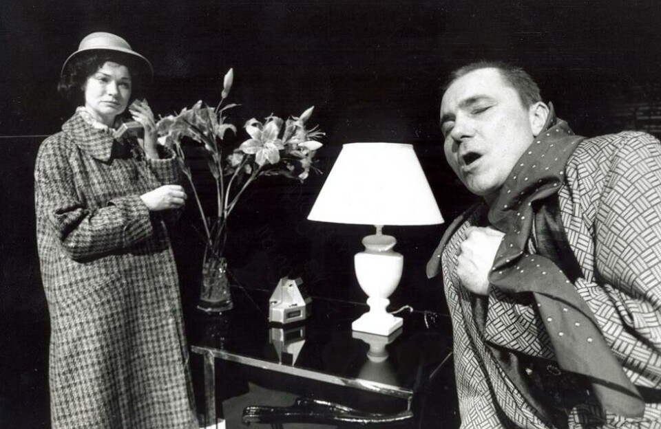 Kari Onstad som Ethel Rosenberg og Bjørn Sundquist som Roy Cohn i Engler i Amerika. Nationaltheatret 1994. Foto: Leif Gabrielsen