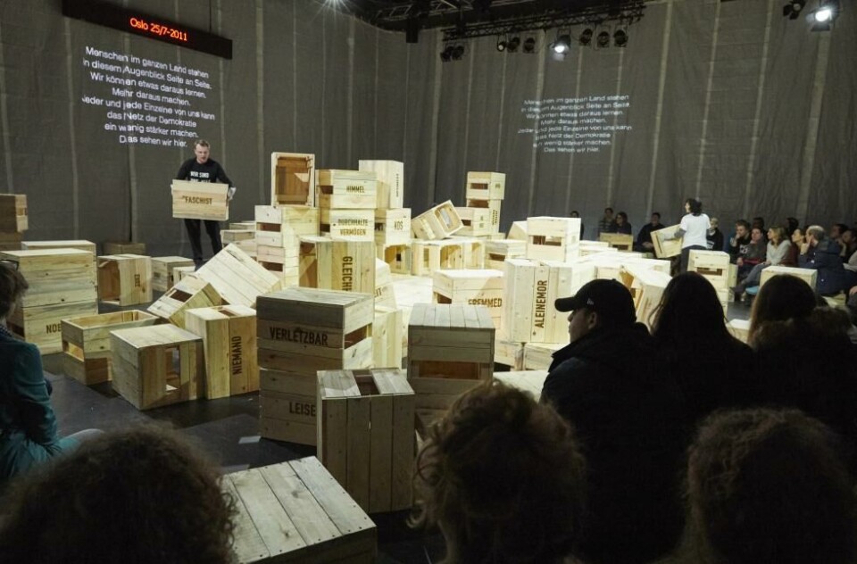 Eivin Salthe (til venstre), Johanna Bantzer (til høyre) i «Einer von uns». Schauspiel Hannover/ Det Norske Teatret 2019. Foto: Karl-Bernd Karwasz