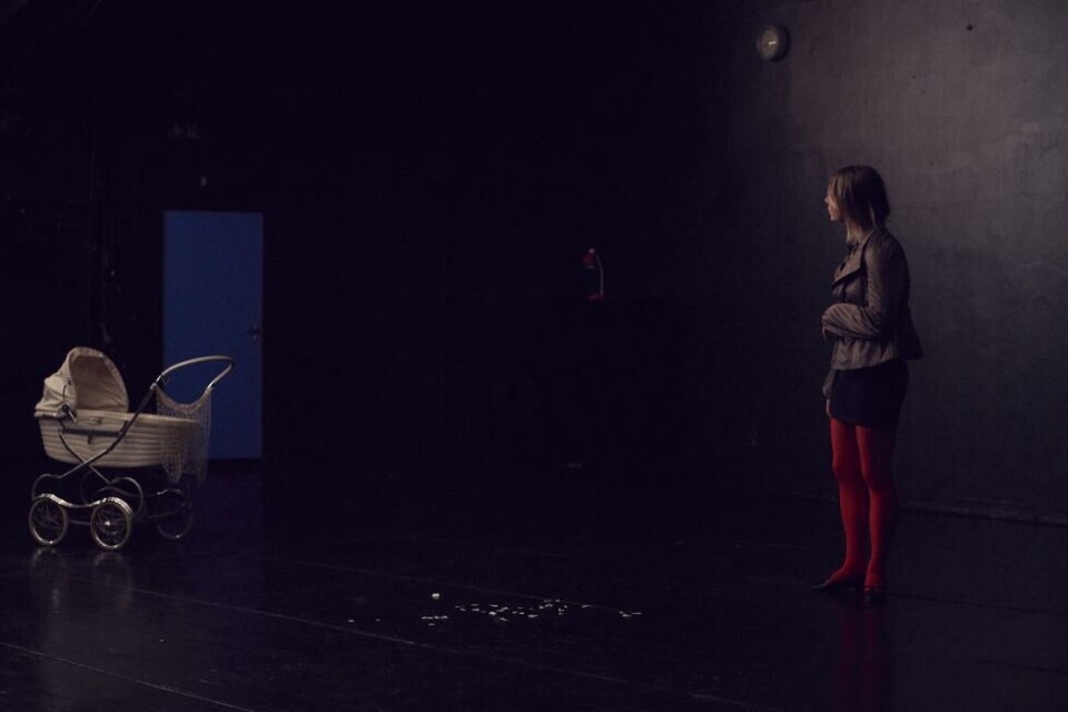 Marte Engebrigtsen i «Natta syng sine songar», regi: Laurent Chétouane. Foto: Øyvind Eide