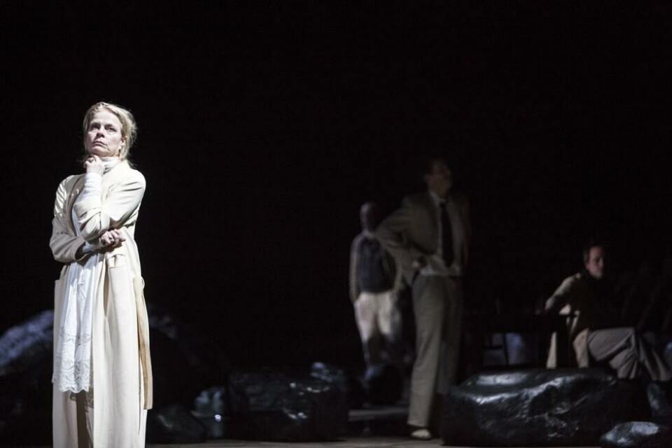 Corinna Kirchhof (Mary Tyrone) og ensemble i Eines langen Tages Reise in die Nacht. Regi: Andrea Breth. Foto: Bernd Uhlig