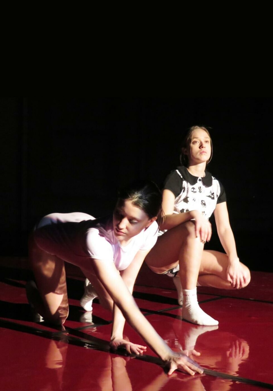 Ofelia Jarl Ortega och Alexandra Tveit i Shredder. Black Box teater 2019. Foto: Alexandra Olsson