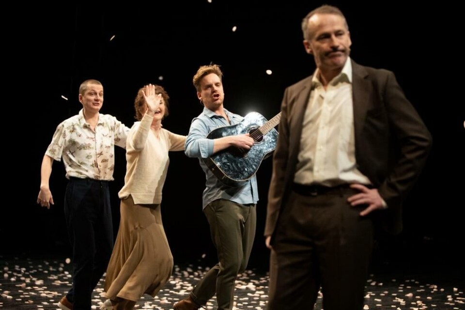 Vetle Bergan, Hildegunn Eggen, Jon Lockert Rohde og Trond-Ove Skrødal i Lang dages ferd mot natt. Trøndelag Teater 2019. Foto: Bengt Wanselius