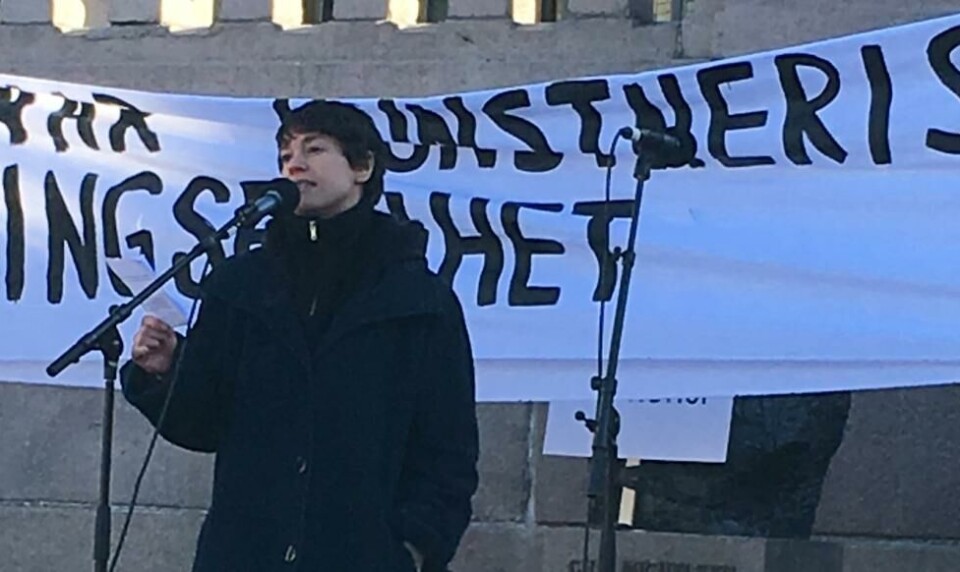 Mia Habib taler foran Stortinget. Foto: Ane Smørås