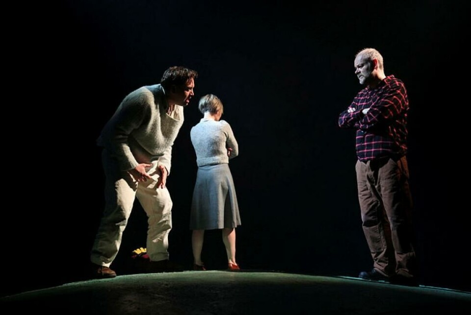 Rune Storsæther Løding (til venstre, som Mattis i «Fuglane» av Tarjei Vesaas, regi;: Bård Lie Thorbjørnsen. Nordland Teater 2019.