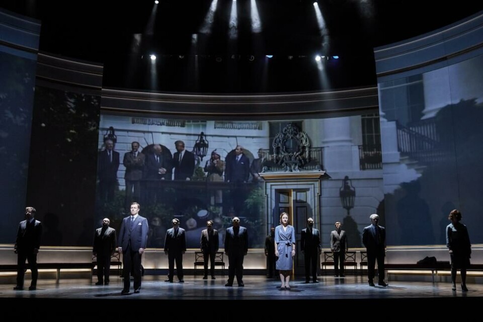 Sluttscenen av Oslo, regi: Bartlett Sher, The National Theatre 2017. Foto: Brinkhoff Mögenburg, The National Theatre