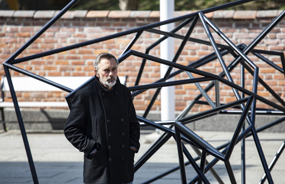 Håkon Ramstad foran Sverre Bjertnæs’ skulptur. Foto: Kim Solberg