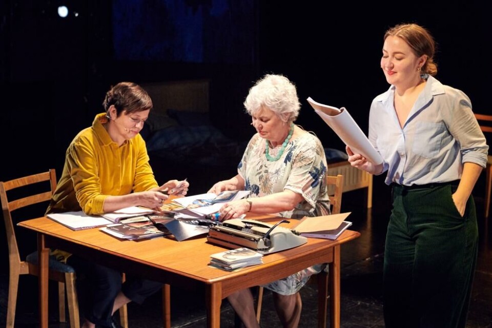 Gisken Armand, Ellen Horn og Henriette Marø i «Livet er den eneste måten». Nationaltheatret 2019. Foto: Øyvind Eide