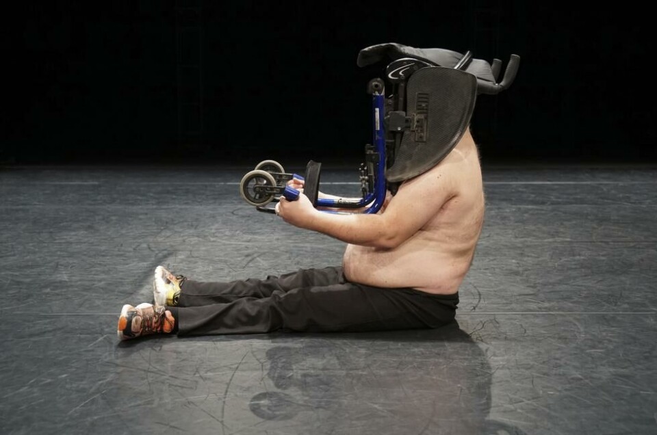 Thomas Richter i «Every Body Electric» av Doris Uhlich. Black Box teater 2020. Foto: Theresa Rauter
