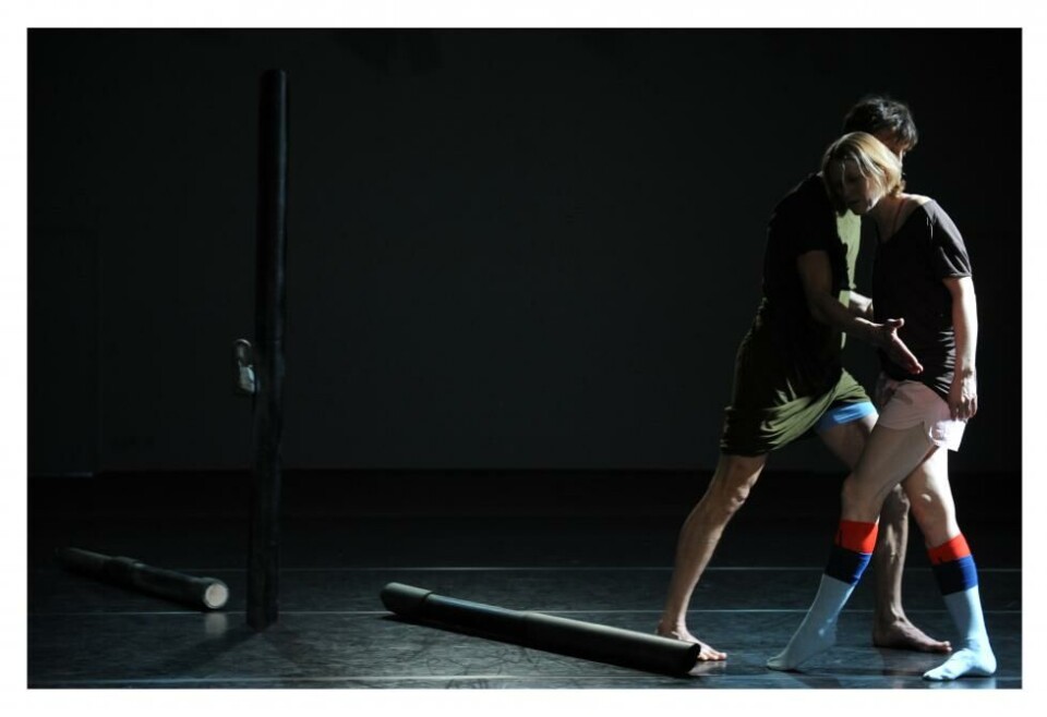 Tale Dolven og Igor Shyshko i danseforestillingen Precarryus. Sandnes kulturhus. Foto: Raymond Mallentjer