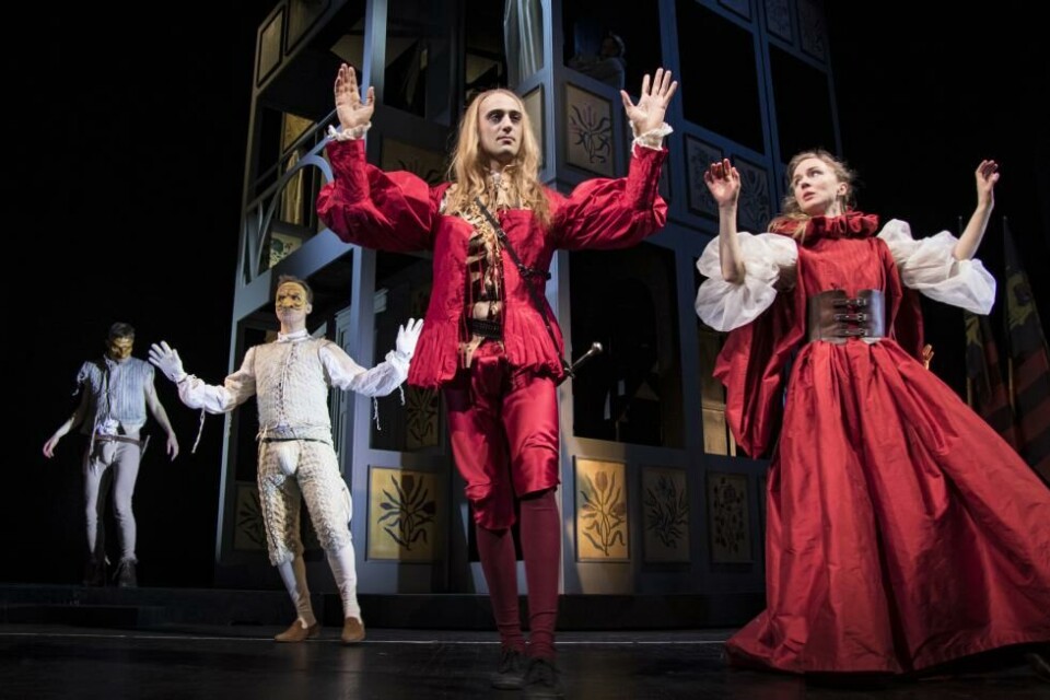Razmus Nyström, Simon Norrthon, Hamadi Khemirioch Maia Hansson Bergqvist i Hertiginnan av Amalfi. Regi: Suzanne Osten. Dramaten 2020. Foto: Sara P Borgström