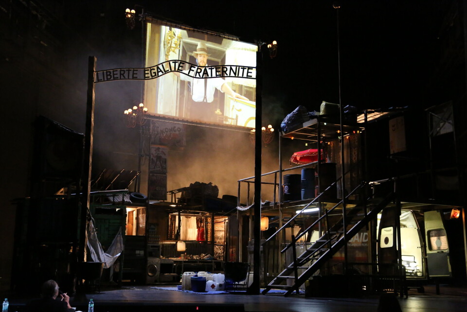 Fra Reisen til nattens ende, etter Céline. Regi: Frank Castorf, scenografi: Aleksandar Denic. Residentztheater München 2012. Foto. Matthias Horn