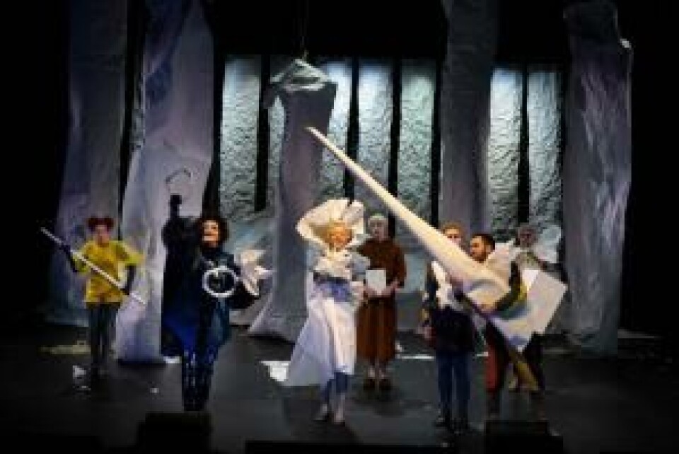 Mari Hauge Einbu (Beatrice), Hildegunn Eggen (Leonato), Ragne Grande (Hero), Mats Moe (Broder Frances), Isak Holmen Sørensen (Claudio), Kenneth Homstad (Benedikt) og Kai Remlov (Don Pedro). Foto: Bengt Wanselius
