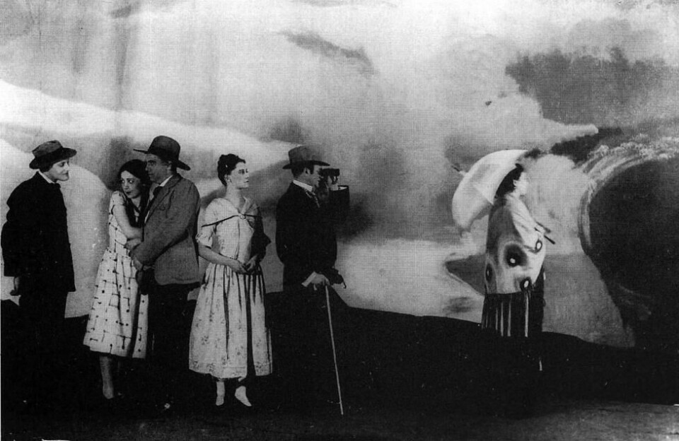 «Fruen fra havet», på Balkongen, Agnes Mowinkels eget teater 1928-29. Hun ses selv som Ellida Wangel til høyre i biletet. Illustrasjon fra Keld Hyldigs «Ibsen og norsk teater», Vidarforlaget 2019.