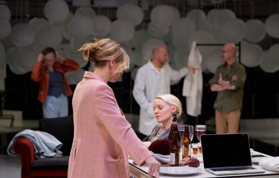 «Status Quo» av Maja Zade, regi: Audny Chris Holsen. Rogaland Teater 2020. Foto: Stig Håvard Dirdal/Rogaland Teater.