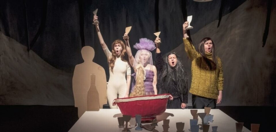 Mathilde Jakobsen Skarpsno, Mari Dahl Sætter, Stian Isaksen og Patrick Aslund Stenseth i Lille Eyolf. Teater Ibsen 2018. Foto: Dag Jenssen