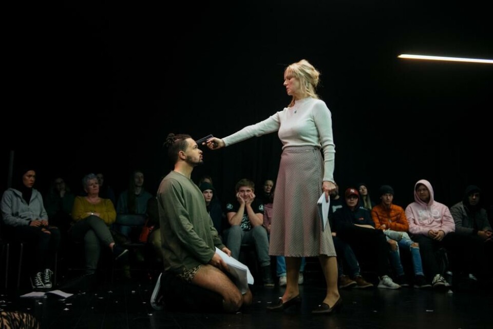 Mari Maurstad som lærerinnen i «Psykt Blod», regi: Even Torgan. Brageteatret 2020.