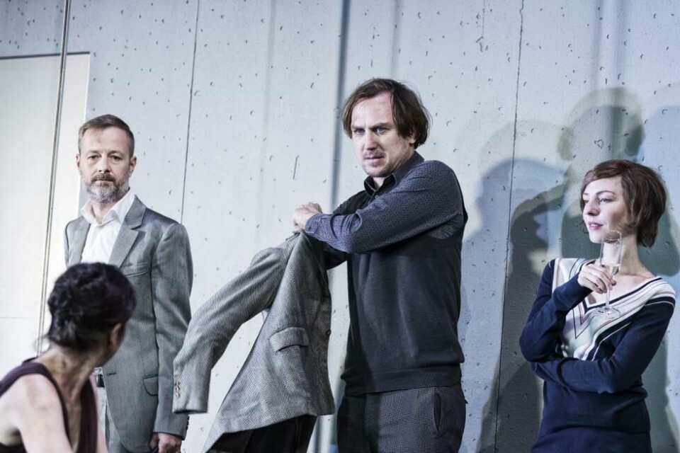 Kay Bartholomäus Schultze (Ejlert Løvborg), Lars Eidinger (Jørgen Tesman) og Katharina Schüttler (Hedda), i «Hedda Gabler». NB: Fotografiet er fra en gjenopptagelse, uroppførelsen fant sted i 2006. Foto: