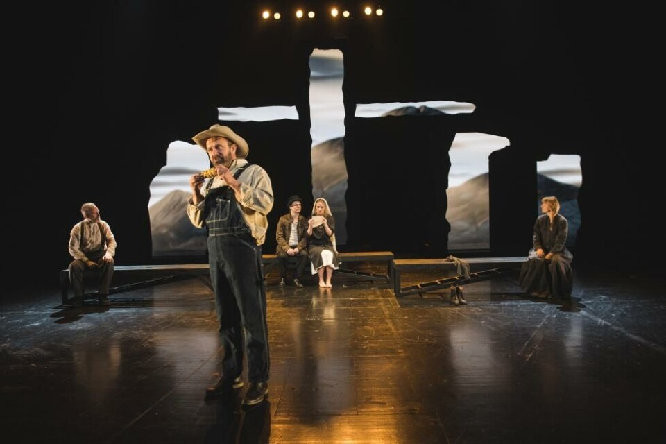 Fra venstre: Jon Bleiklie Devik, Svein Roger Karlsen, Bjørnar Lisether Teigen, Sara Fellman og Heidi Gjermundsen Broch i Slåttekar i himmelen. Regi: Bentein Baardson. Det Norske Teatret 2020. Foto: Dag Jenssen