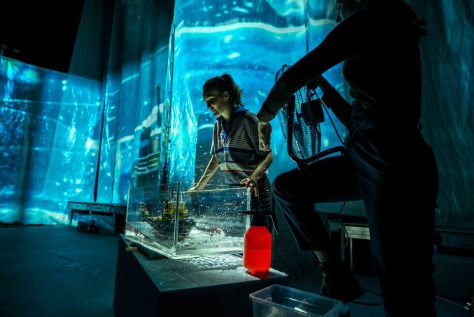 Isabel Toming med miniatyr av lastebåten i «Jonas». Regi: Mari Vatne Kjeldstadli. Kilden teater 2020. Foto: Erika Hebbert