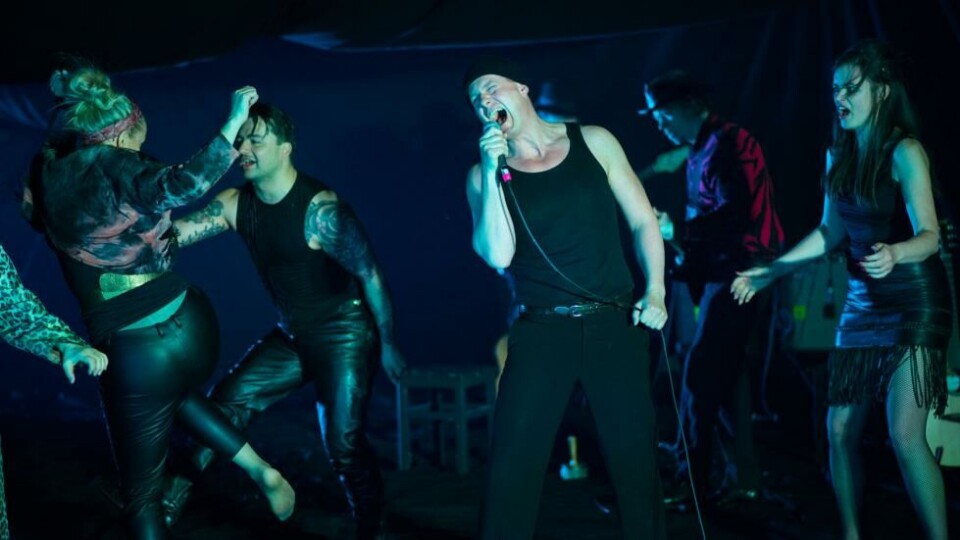 Billy Braggs sång till fackföreningarna, med Ellen Birgitte Winther (med ryggen till) Amell Basic, Frode Winther, Joachim Rafaelsen och Charlotte Frogner, i Den siste kongsfesten. Foto: Siren Høyland.