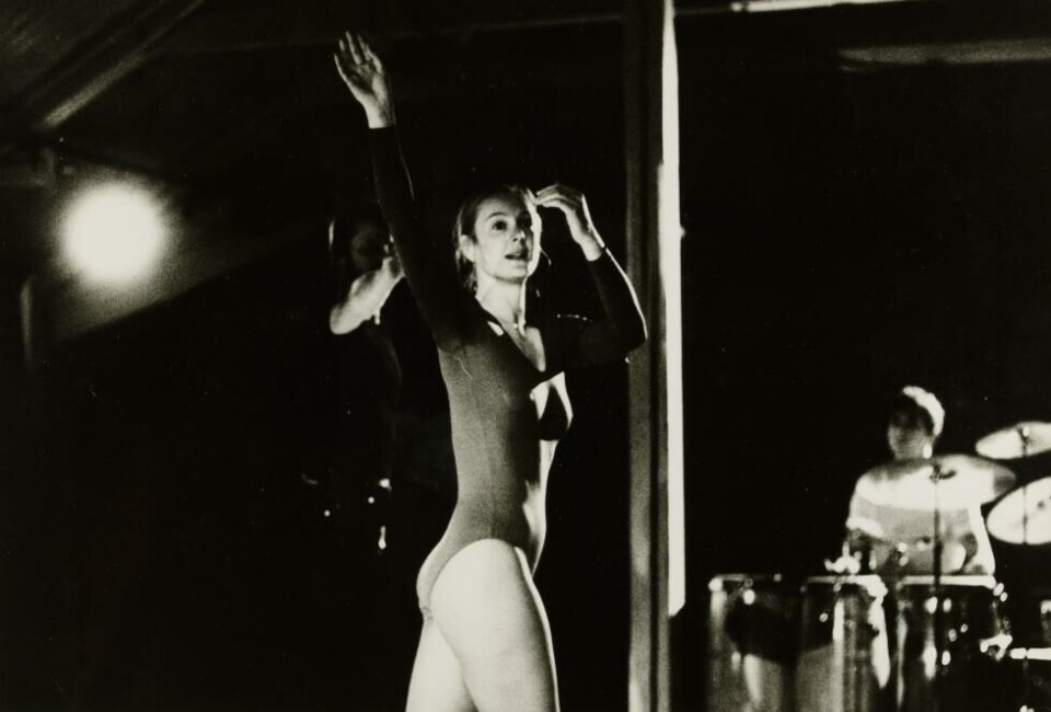 Kjersti Kramm Engebrigtsen i forestillingen Må ennå fins (1981). Foto: Ukjent
