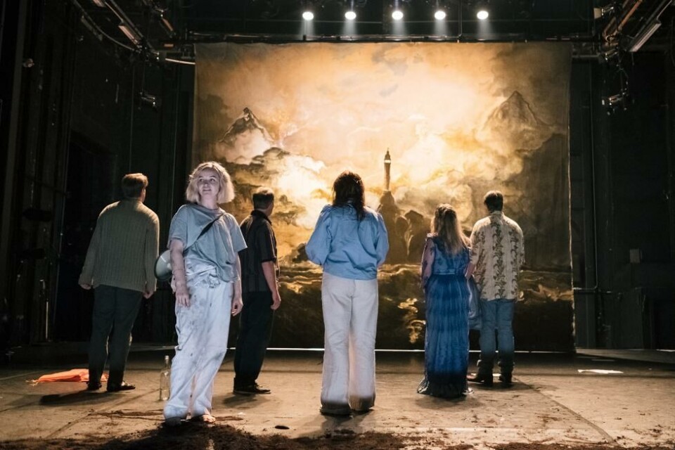 Madeleine Brandtzæg Nilsen (Ballested) og ensemblet i «Fruen fra havet». Trøndelag Teater 2020. Foto: Johannes L. F. Sunde