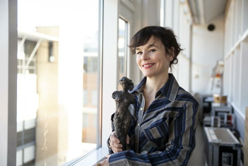 Prisdryss til Gjertrud Jynge: Etter Kritikerprisen 17.september, mottok hun Heddapris for beste kvinnelige skuespiller, også for rollen som Ales i «Trilogien». Foto: Maren Klakegg
