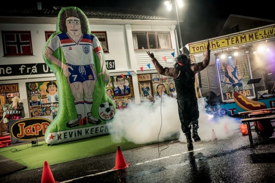 Fotballspelet av kompani Vinge/ Müller. Teaterfestivalen i Fjaler 2020. Foto: David Zadig