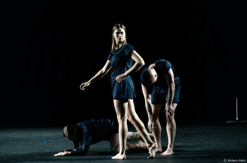 Cecilie Lindeman Steen, Ingrid Haakstad og Louis Schou-Hansen i «Mørke 1-4» av Janne-Camilla Lyster. Dansens Hus 2020. Foto: Antero Hein