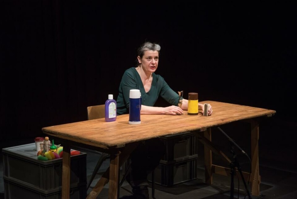 Cathy Naden i Complete Works - Table Top Shakespeare. Forced Entertainment, regi: Tim Etchells. Foto: Hugo Gladdening