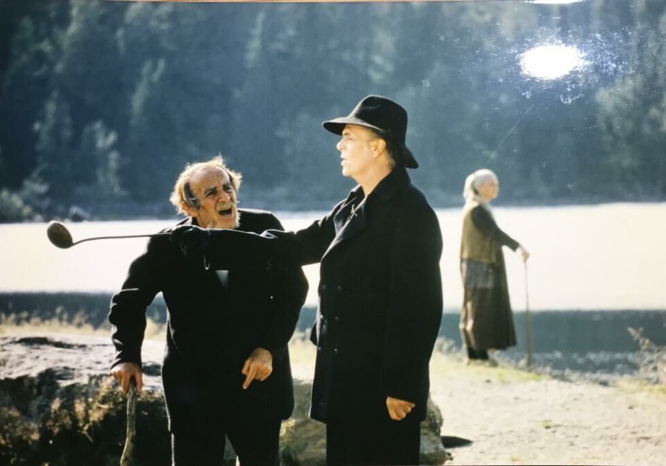 Per Tofte som Peer og Lars Andreas Larssen som Knappestøperen. Bak: Rut Tellefsen som mor Aase. «Peer Gynt» ved Gålåvatnet (årstall ukjent). Foto: privat