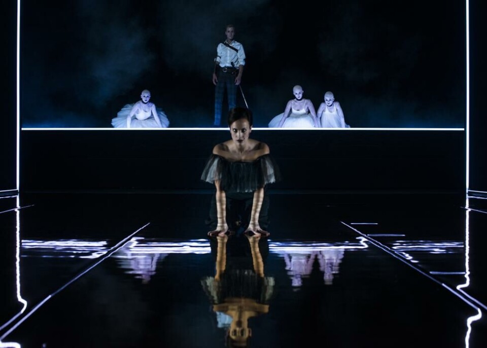 Ingeborg Sundrehagen Raustøl som Lady Macbeth (foran). Bak: Preben Hodneland som Macbeth. Regi: Peer Perez Øian. Foto: Erika Hebbert/ Det Norske Teatret