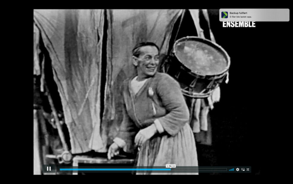 Helene Weigel som Mutter Courage i «Mutter Courage und Ihre Kinder», i regi av Bertolt Brecht og Erich Engel. Berliner Ensemble. Screen shot