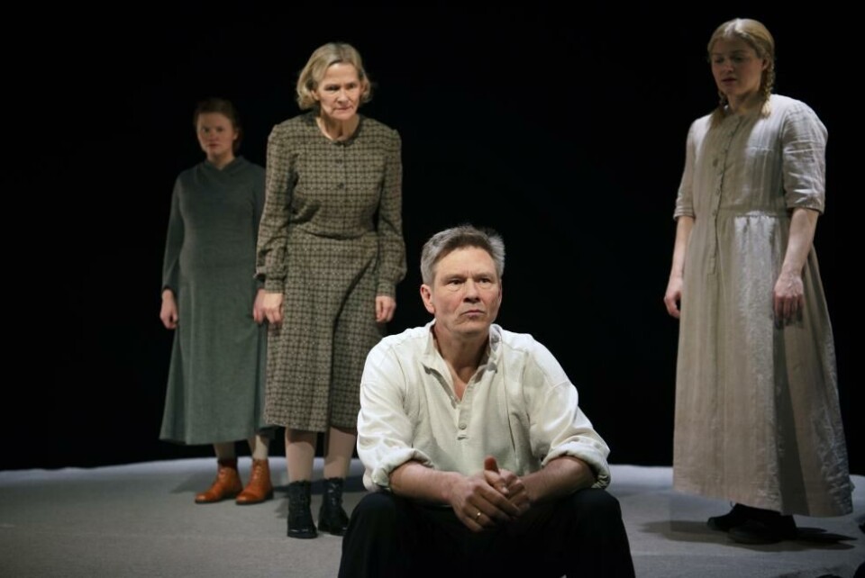 Trond Peter Stamsø Munch som far Hans og Guri Johnson som mor Maria i «De usynlige». Regi: Anders T. Andersen. HT 2018. Foto: Ingun A. Mæhlum