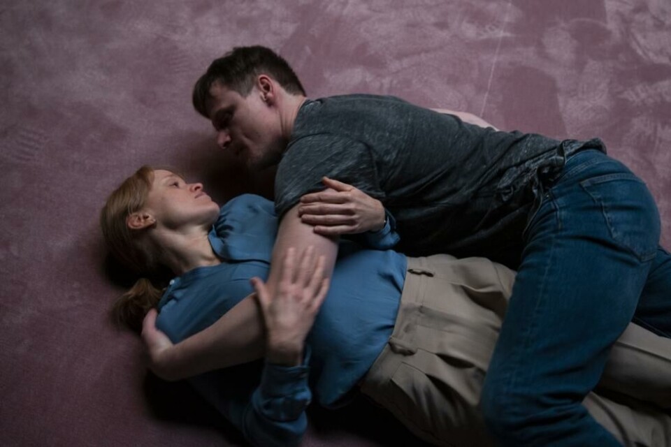 Kjersti Botn Sandal som Marianne og Bjørnar Lisether teigen som Johan, i Scener fra et ekteskap. Regi: Tatt Hämäläinen. Teatret Vårt 2021. Foto: Tinga
