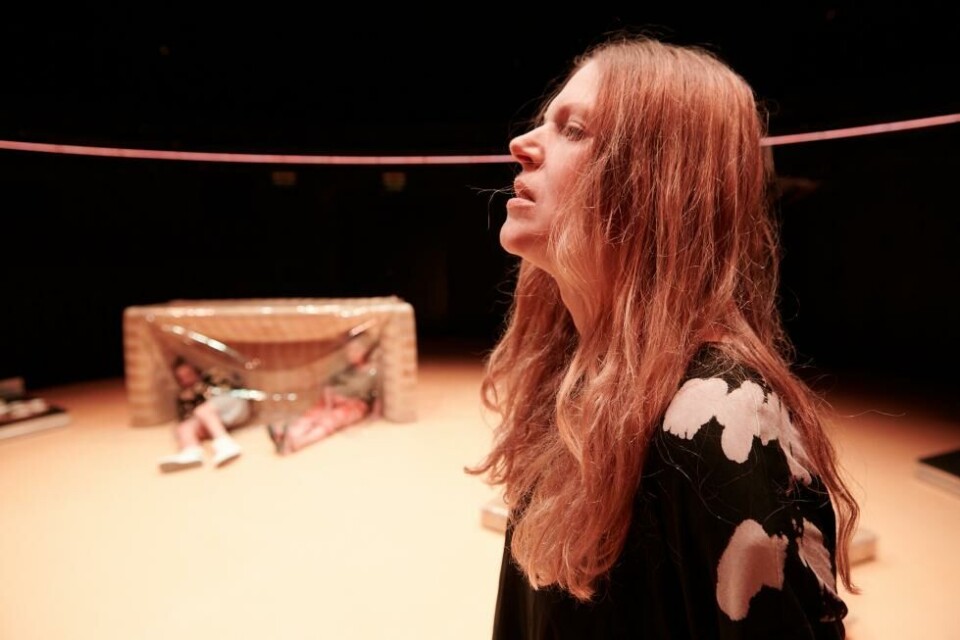 Stine Fevik i «Jell-O Shot», regi: Camilla Kold. Samarbeid mellom Nationatheatret og KhiO. Torshovteatret 2021. Foto: Øyvind Eide