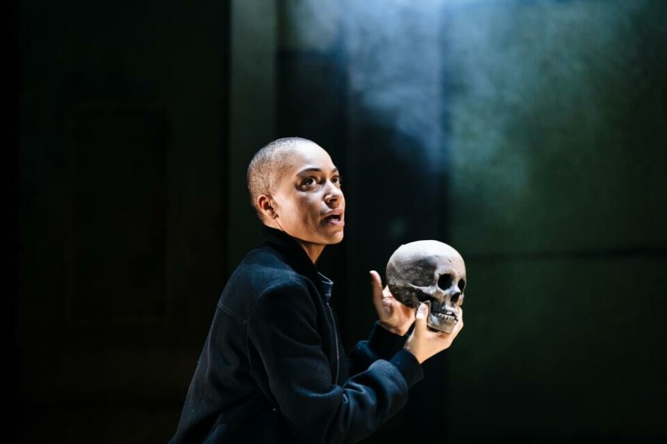 Cush Jumbo som Hamlet, Young Vic 2021. Foto: Helen Murray