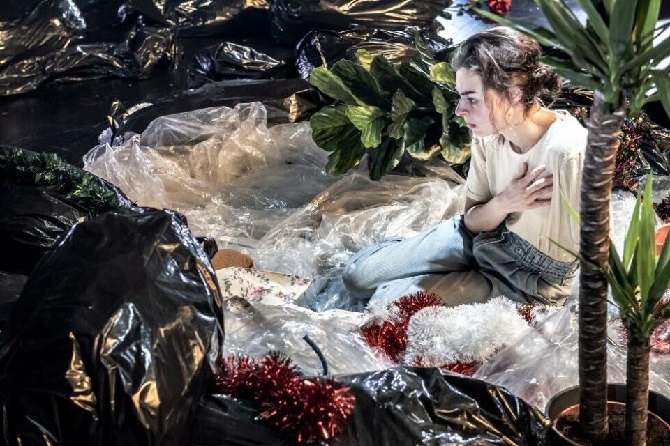 Madalena Sousa Helly-Hansen som Maria i Openberringa, regi: Nina Wester. Det Norske Teatret 2019. Foto: Dag Jenssen