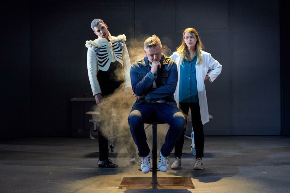 Herbert Nordrum, Trond Espen Seim og Tone Mostraum i 'Full spredning' etter Nina Lykkes roman. Nationalteateret 2021. Regi: Tyra Tønnessen. Foto: Øyvind Eide.
