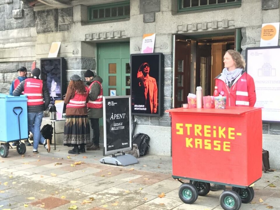Streikevakter utenfor Den Nationale Scene. Foto: Therese Bjørneboe