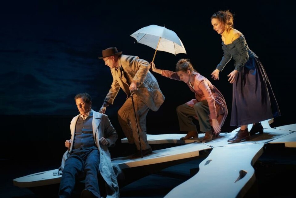 Anders Dale (foran), som Glahn i «Pan», i regi av Arne Nøst. Rogaland teater. Foto: Stig Håvard Dirdal
